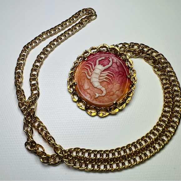 Judy Lee scorpion round pendant gold tone necklace - Picture 3 of 7